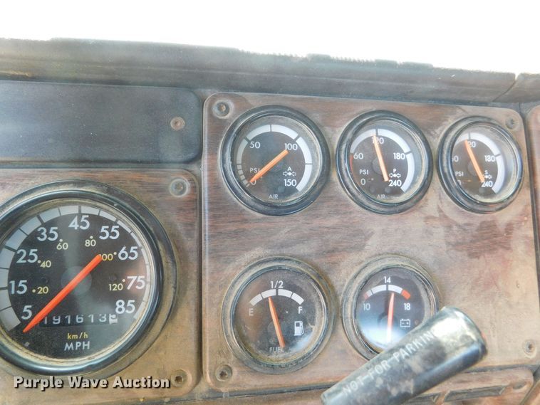 image for item DM2565 1998 Freightliner  semi truck