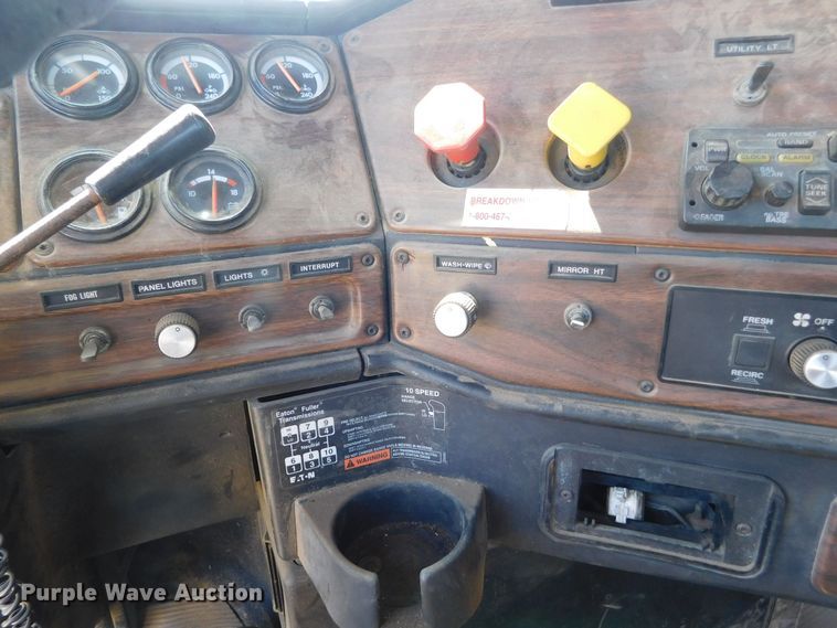 image for item DM2565 1998 Freightliner  semi truck