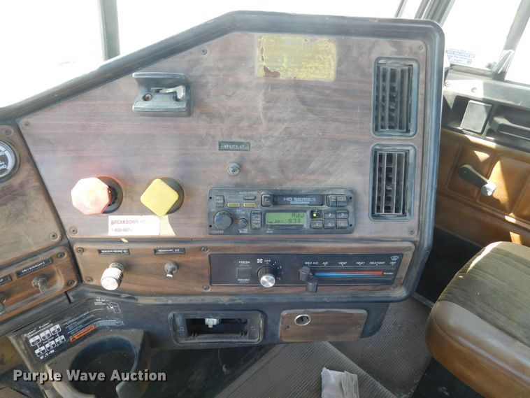 image for item DM2565 1998 Freightliner  semi truck