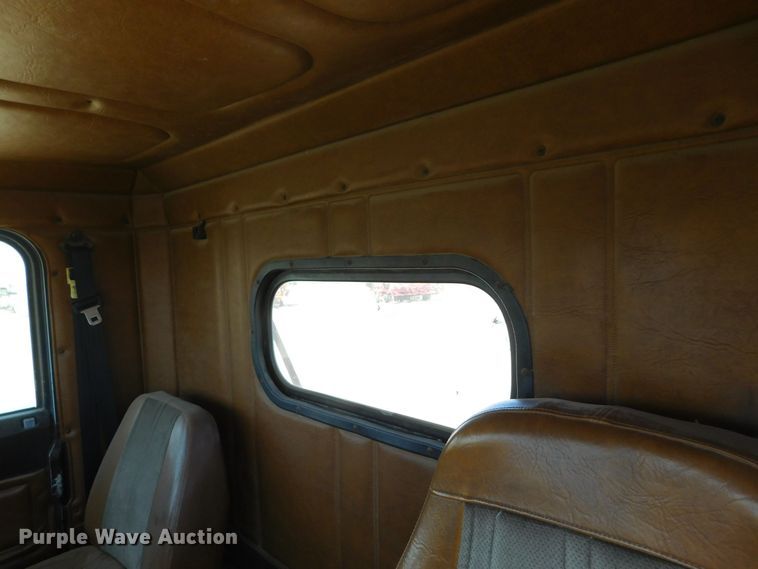 image for item DM2565 1998 Freightliner  semi truck