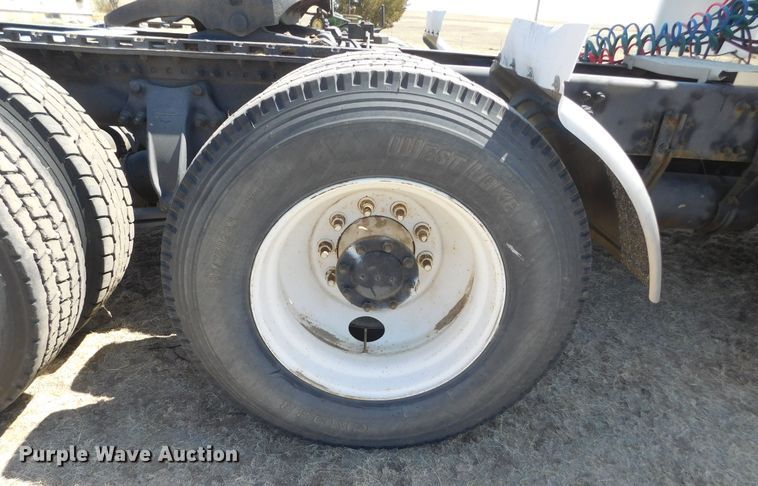 image for item DM2565 1998 Freightliner  semi truck