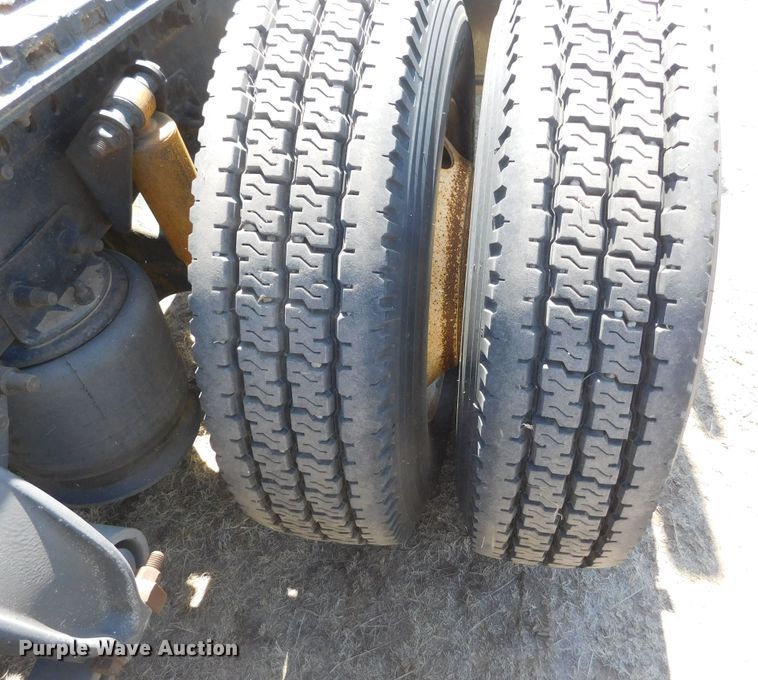 image for item DM2565 1998 Freightliner  semi truck