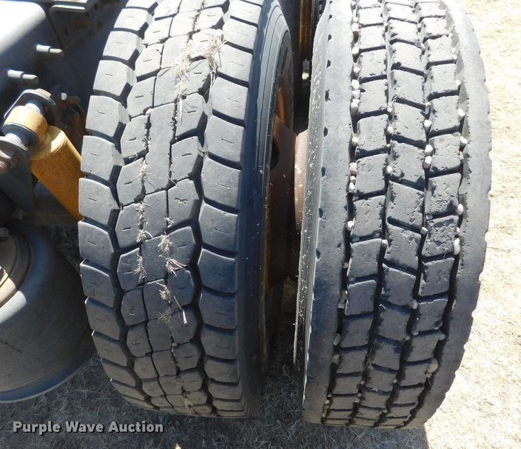 image for item DM2565 1998 Freightliner  semi truck