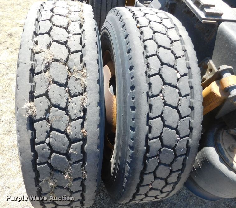 image for item DM2565 1998 Freightliner  semi truck