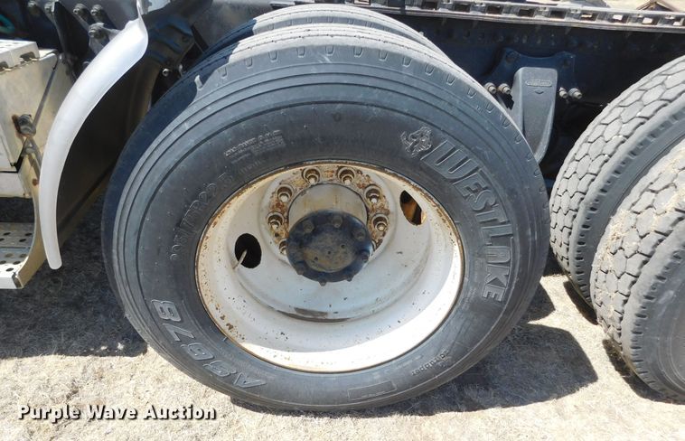 image for item DM2565 1998 Freightliner  semi truck