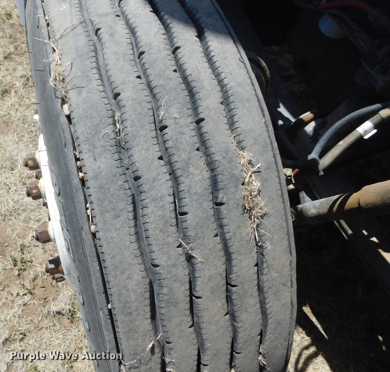 image for item DM2565 1998 Freightliner  semi truck