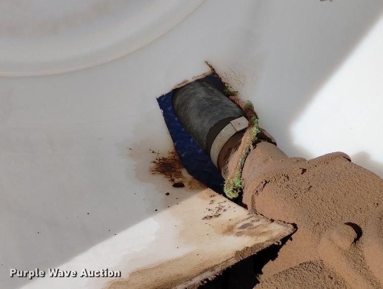 image for item DN6359 2015 Lamar K1-6010  fuel trailer