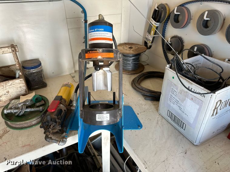 image for item DN6377 2007 Haulmark TS7X14DT2  enclosed cargo service trailer