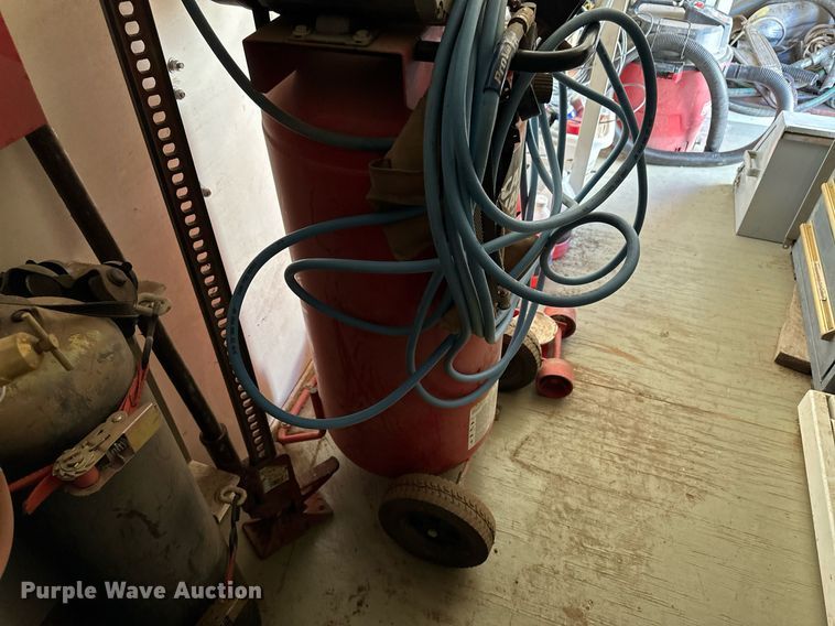 image for item DN6377 2007 Haulmark TS7X14DT2  enclosed cargo service trailer