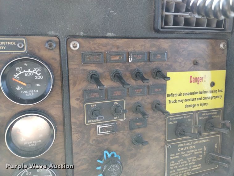 image for item DN6386 1994 Kenworth T800  grain truck