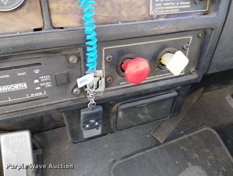 image for item DN6386 1994 Kenworth T800  grain truck