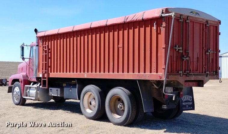 image for item DN6388 1991 Freightliner FLD120  grain truck