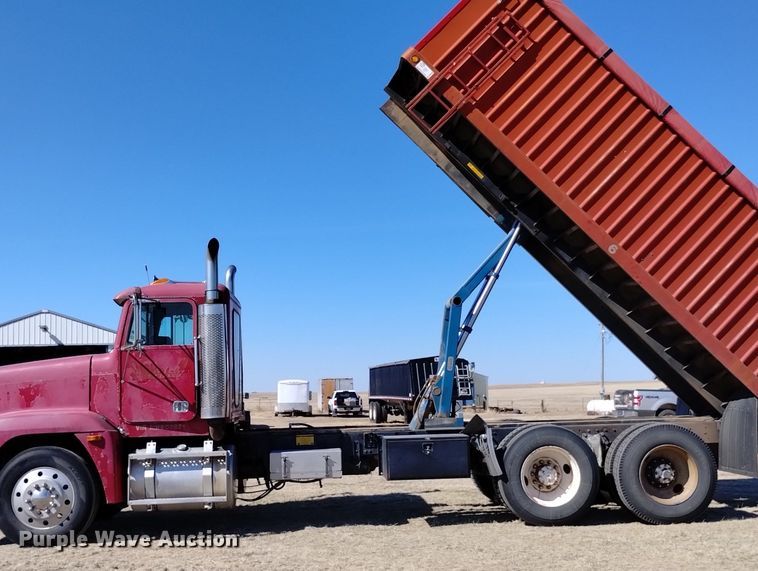 image for item DN6388 1991 Freightliner FLD120  grain truck