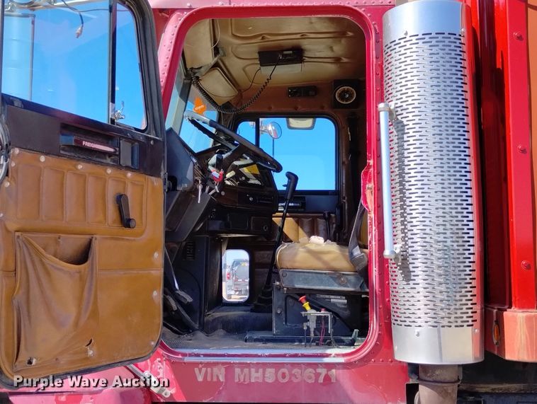 image for item DN6388 1991 Freightliner FLD120  grain truck