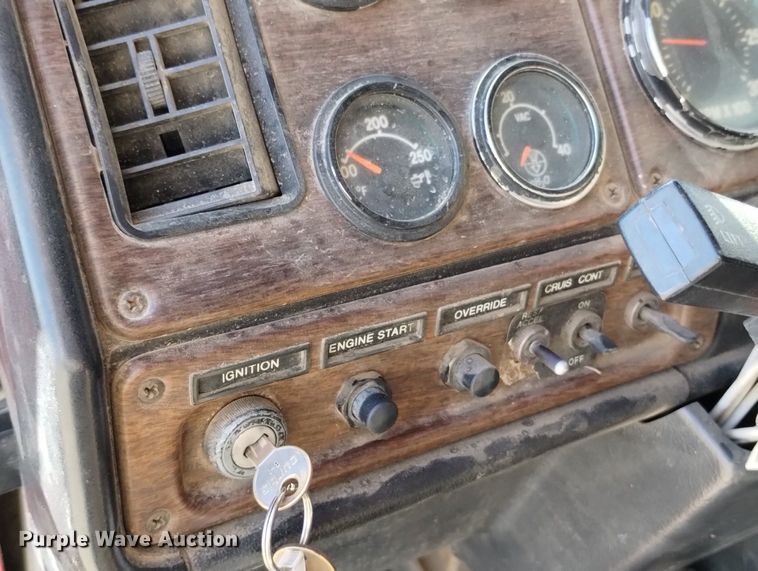 image for item DN6388 1991 Freightliner FLD120  grain truck