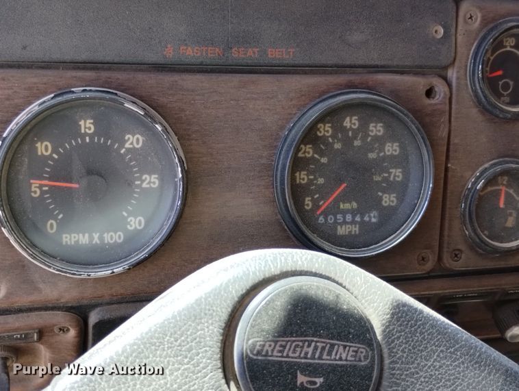 image for item DN6388 1991 Freightliner FLD120  grain truck