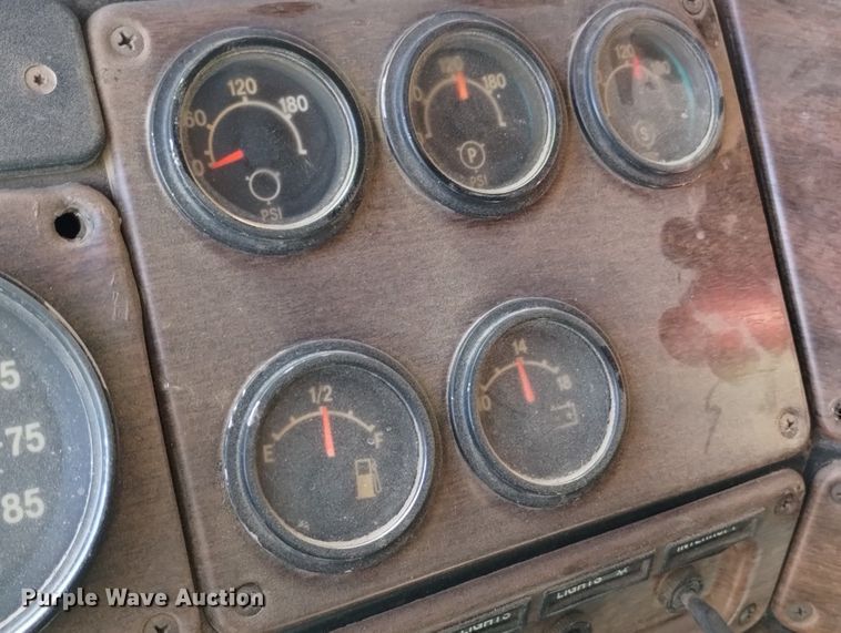 image for item DN6388 1991 Freightliner FLD120  grain truck