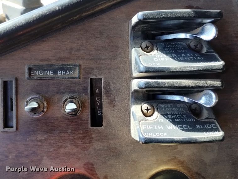 image for item DN6388 1991 Freightliner FLD120  grain truck