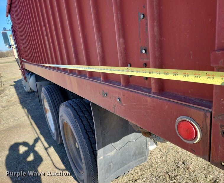 image for item DN6388 1991 Freightliner FLD120  grain truck