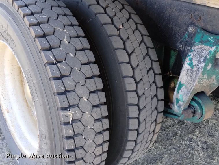 image for item DN6388 1991 Freightliner FLD120  grain truck