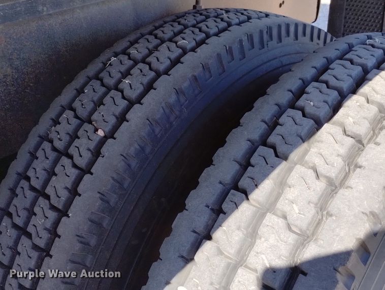 image for item DN6388 1991 Freightliner FLD120  grain truck