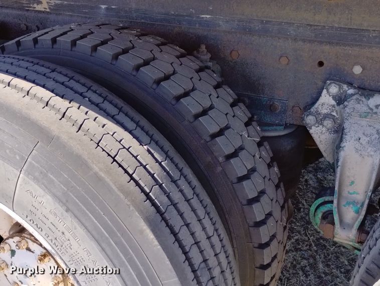 image for item DN6388 1991 Freightliner FLD120  grain truck