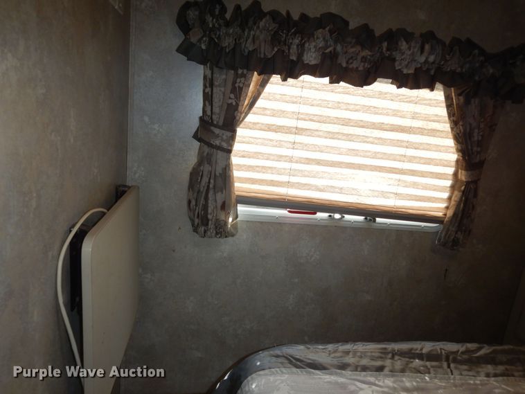 image for item DK1779 2005 Coachmen 27RLS  camper