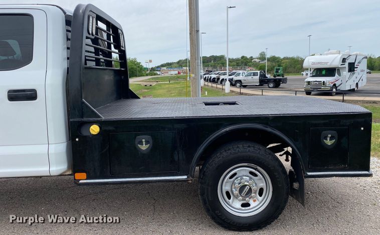 image for item DL7171 2019 Ford F250 Super Duty  Crew Cab flatbed pickup truck