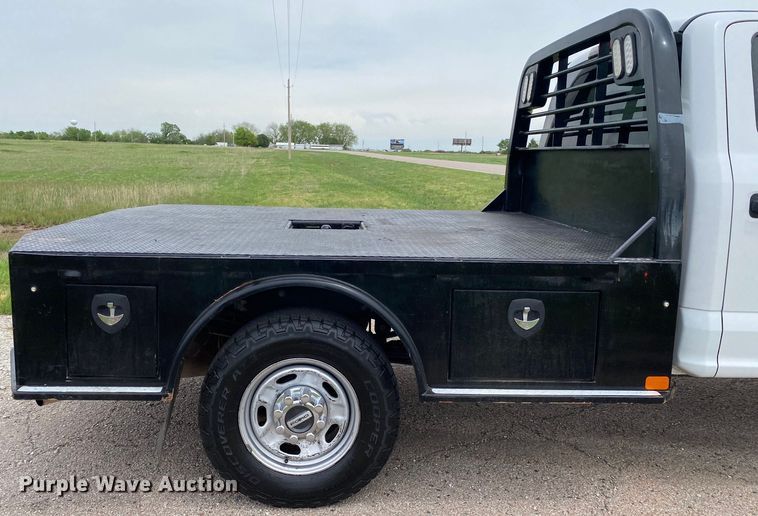 image for item DL7171 2019 Ford F250 Super Duty  Crew Cab flatbed pickup truck