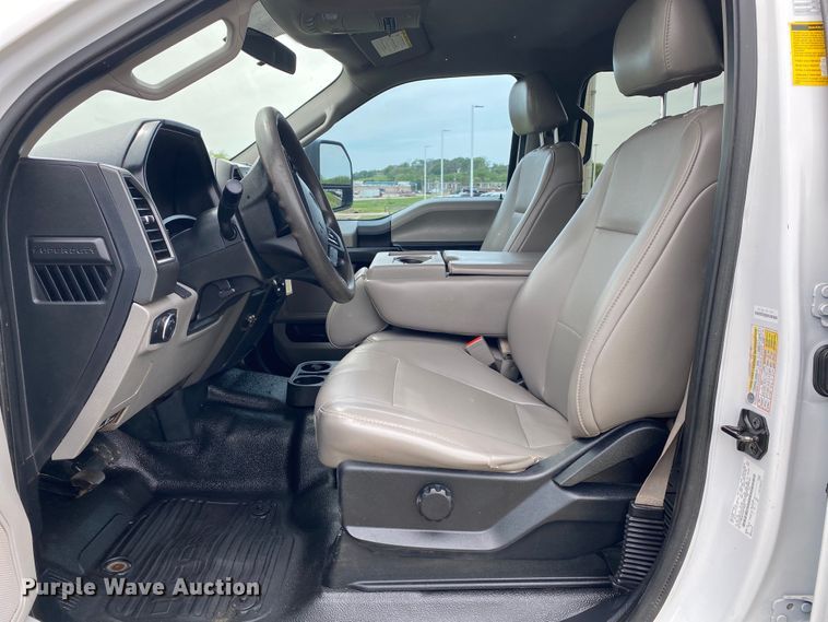 image for item DL7171 2019 Ford F250 Super Duty  Crew Cab flatbed pickup truck