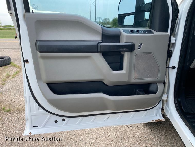 image for item DL7171 2019 Ford F250 Super Duty  Crew Cab flatbed pickup truck