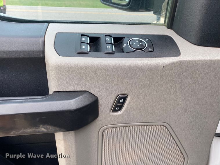 image for item DL7171 2019 Ford F250 Super Duty  Crew Cab flatbed pickup truck