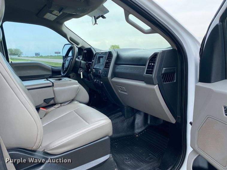 image for item DL7171 2019 Ford F250 Super Duty  Crew Cab flatbed pickup truck