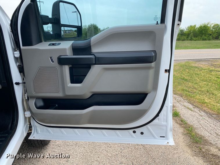 image for item DL7171 2019 Ford F250 Super Duty  Crew Cab flatbed pickup truck