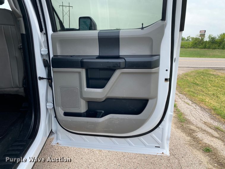 image for item DL7171 2019 Ford F250 Super Duty  Crew Cab flatbed pickup truck