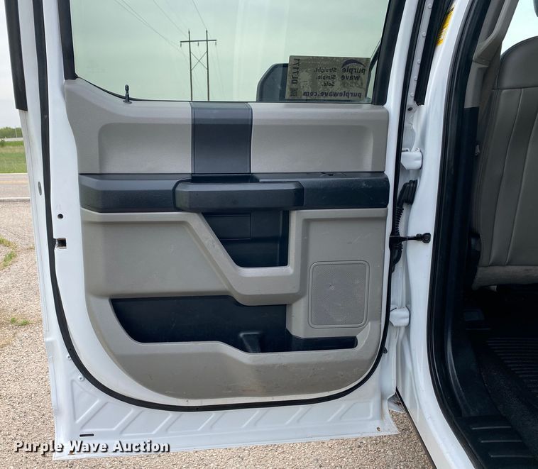 image for item DL7171 2019 Ford F250 Super Duty  Crew Cab flatbed pickup truck