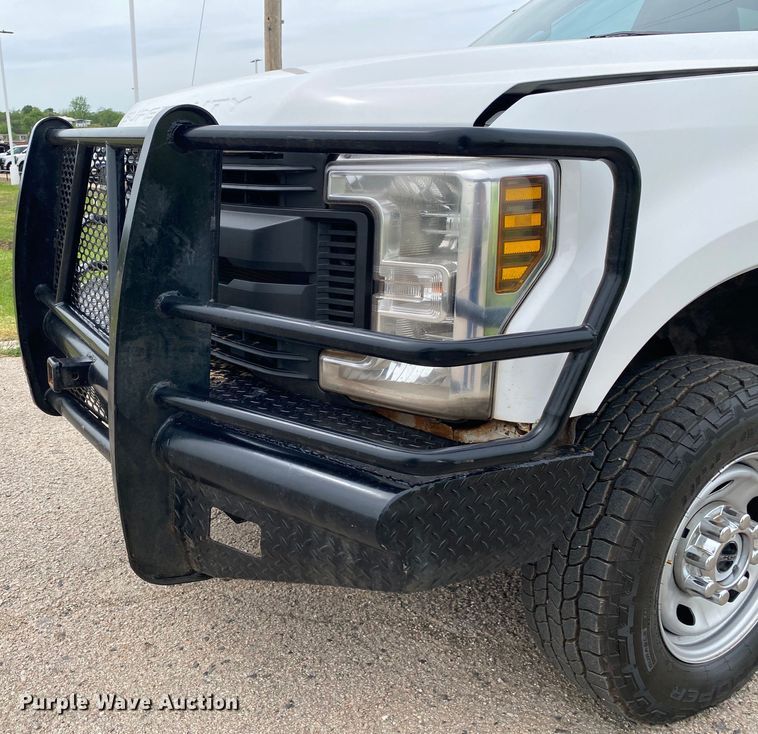 image for item DL7171 2019 Ford F250 Super Duty  Crew Cab flatbed pickup truck