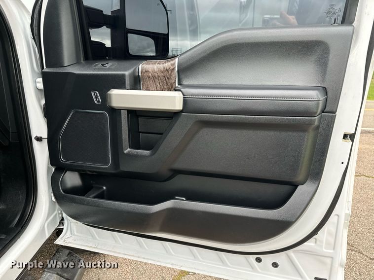 image for item DL7178 2019 Ford F250 Super Duty Lariat  Crew Cab pickup truck