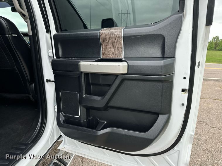 image for item DL7178 2019 Ford F250 Super Duty Lariat  Crew Cab pickup truck