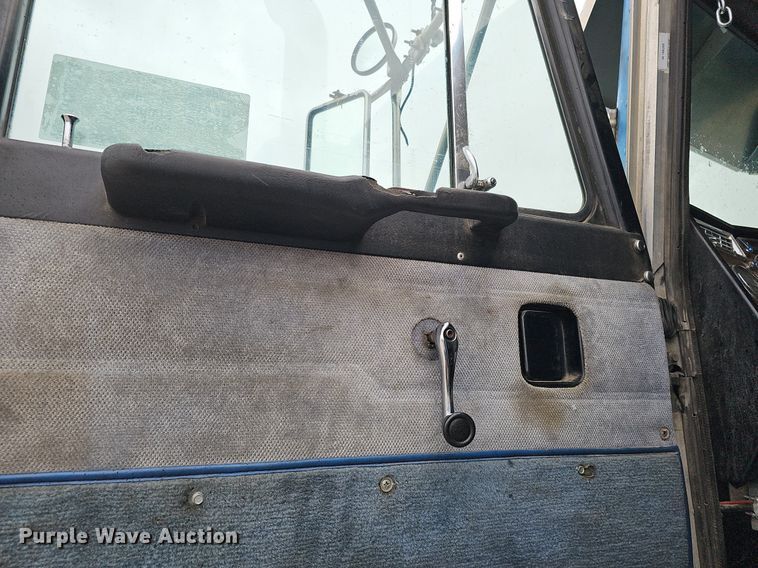 image for item DO4348 1993 Peterbilt 379  semi truck