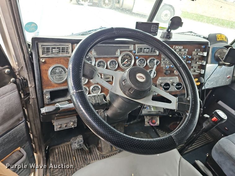 image for item DO4348 1993 Peterbilt 379  semi truck