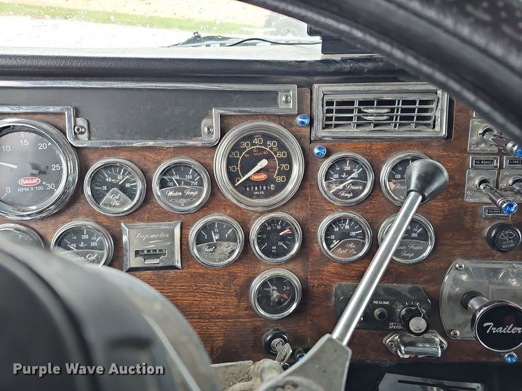 image for item DO4348 1993 Peterbilt 379  semi truck