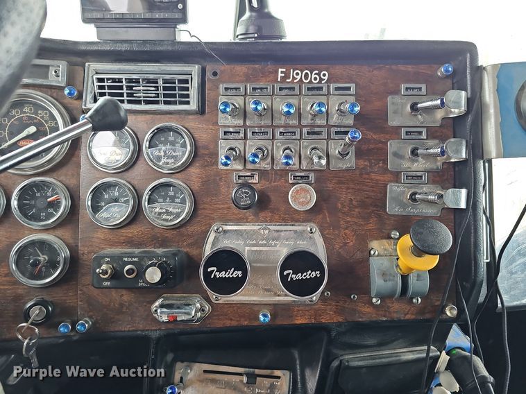 image for item DO4348 1993 Peterbilt 379  semi truck