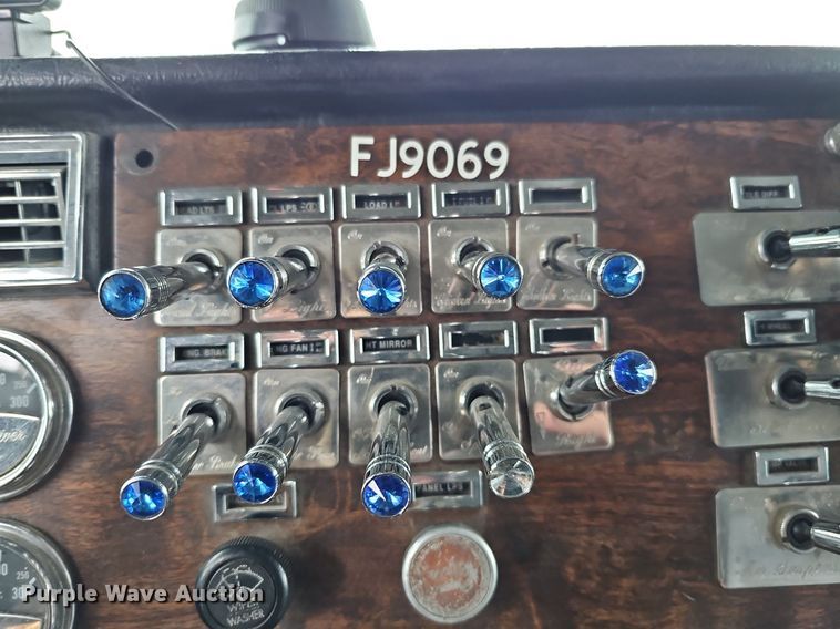 image for item DO4348 1993 Peterbilt 379  semi truck