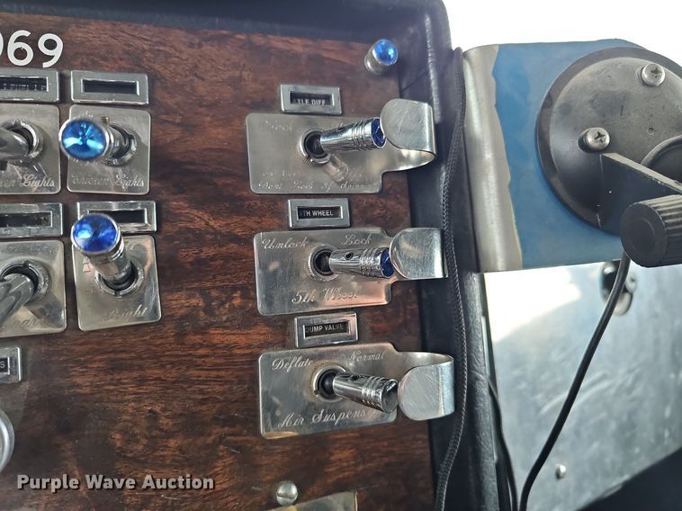 image for item DO4348 1993 Peterbilt 379  semi truck