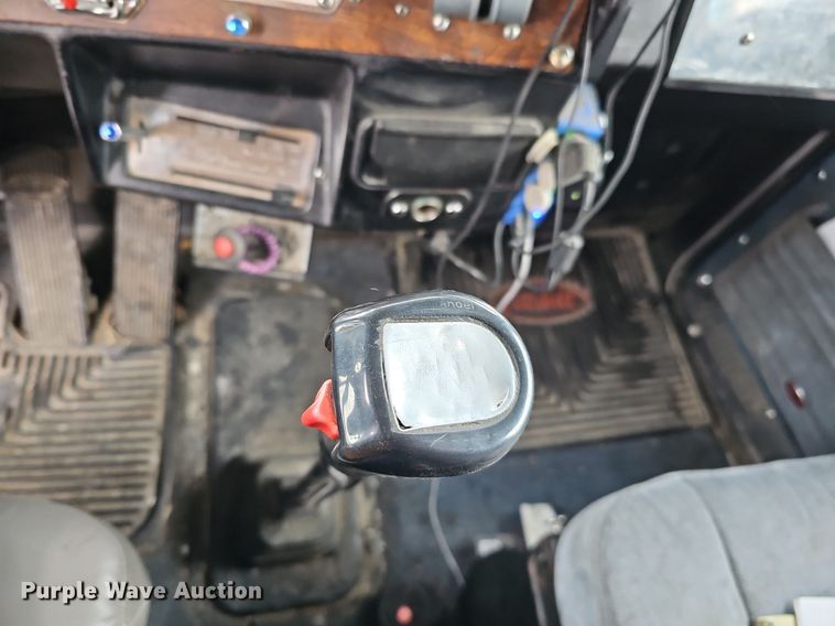 image for item DO4348 1993 Peterbilt 379  semi truck