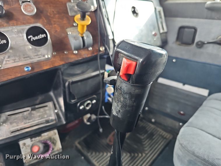 image for item DO4348 1993 Peterbilt 379  semi truck