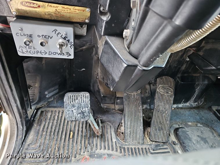 image for item DO4348 1993 Peterbilt 379  semi truck
