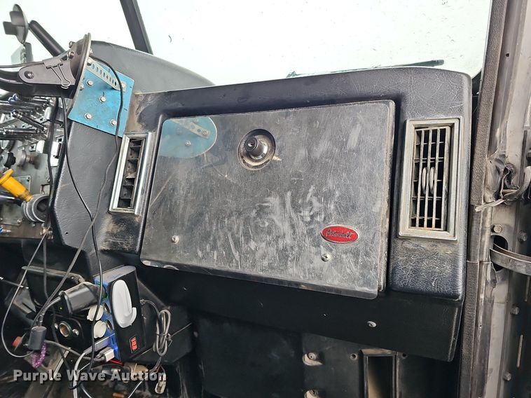 image for item DO4348 1993 Peterbilt 379  semi truck