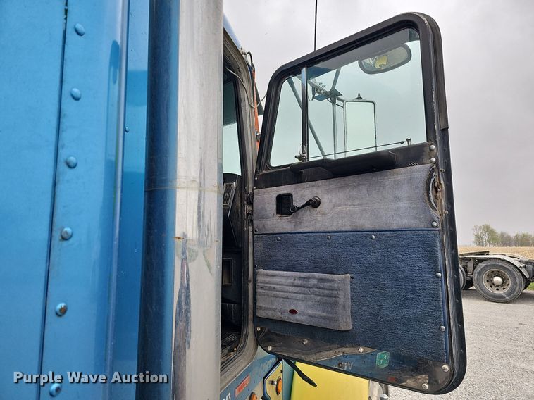 image for item DO4348 1993 Peterbilt 379  semi truck